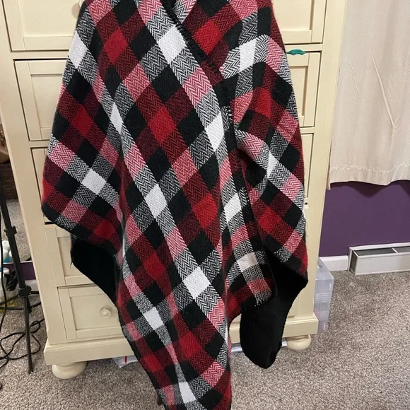 Woolrich Reversible one-size Poncho Wrap in plaid and Black - great condition - Picture 1 of 5
